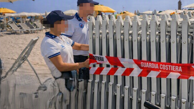 Ombrelloni e lettini abusivi, scatta il blitz della capitaneria