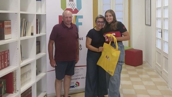 L'Istituto Florio di Erice distribuisce libri e tablet alle classi prime per il diritto allo studio