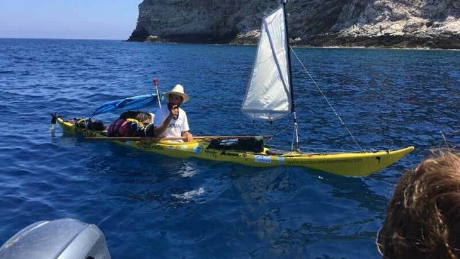 Isole Egadi. Giunge nell’area marina protetta Sergi Gutierrez Basolì,  che in kayak sta facendo il giro del Mediterraneo
