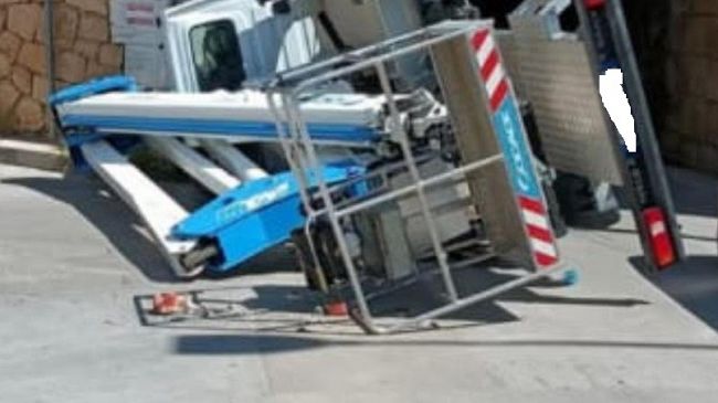 Camioncino si ribalta nei pressi del ponte  ferroviario di via Partanna, nessun ferito