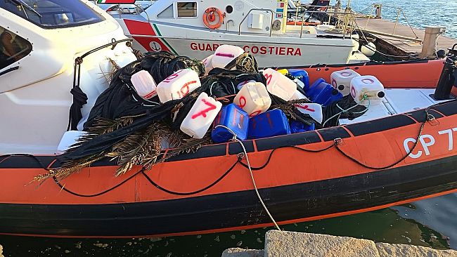 Sequestrati 105 attrezzi da pesca illegali e una tonnellata di plastica tra le Egadi e San Vito Lo Capo