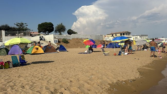 Lo scenario post ferragosto della spiaggia di Triscina e'drammatico