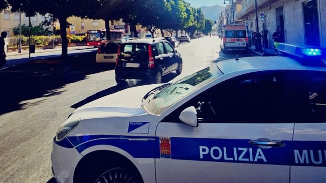 Auto investe mamma e figlia in via Fardella, in ospedale anche l’automobilista