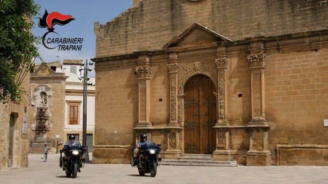 Castelvetrano. 19enne trovato in possesso di droga e armi bianche. Denunciato 