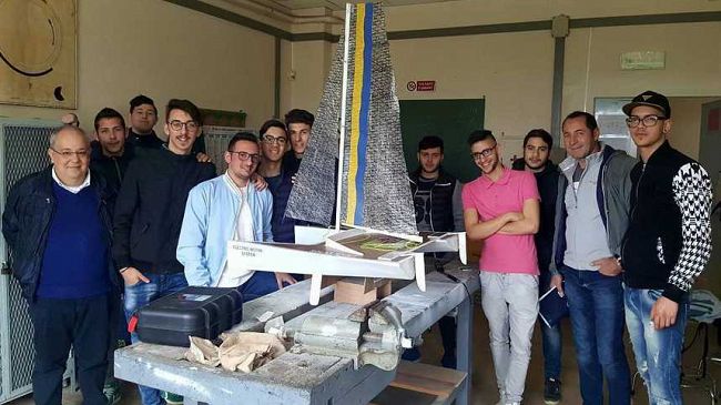 Mazara, Studenti dell’Istituto “D’Altavilla-Accardi” realizzano “Solarspirit”, catamarano a vela in scala 1/10.