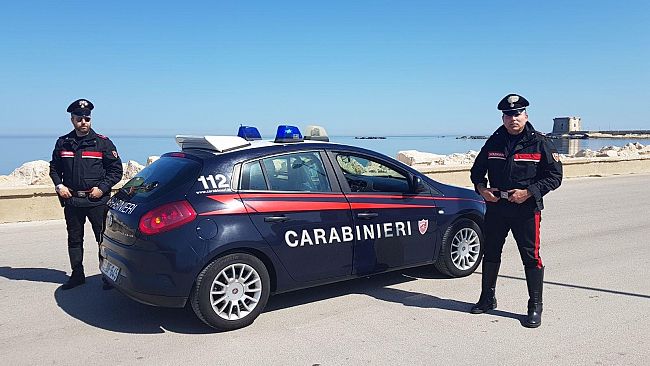 Trapani: documenti irregolari e droga in auto. Non si ferma all’alt. Arrestato