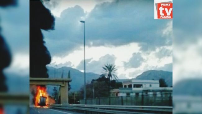 Camion in fiamme, chiuso tratto autostrada A29 Palermo-Mazara