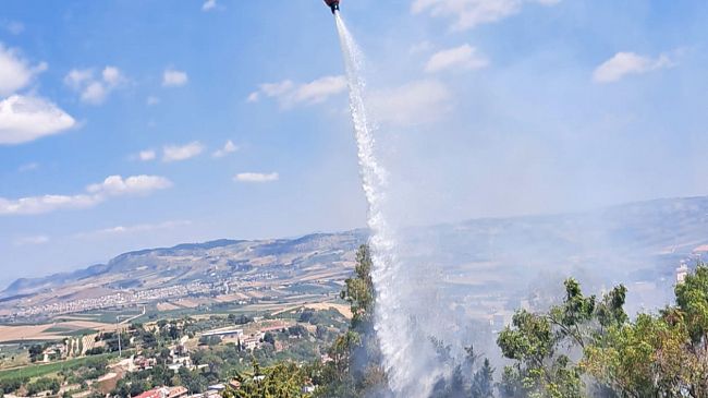 Incendio di grandi dimensioni a Salemi: operazioni di spegnimento in corso vicino alla Posta centrale  