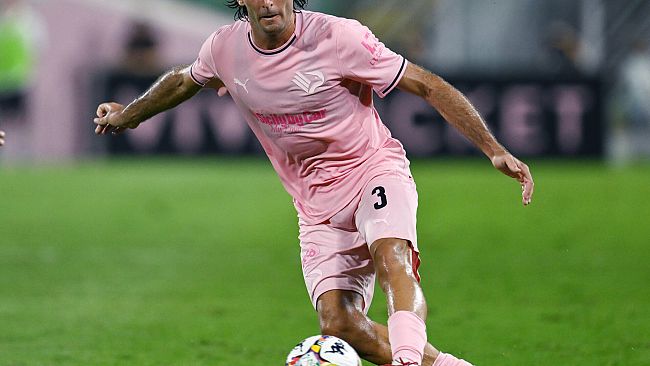 Serie B: l'Arezzo combatte ma il Palermo lo beffa nel finale