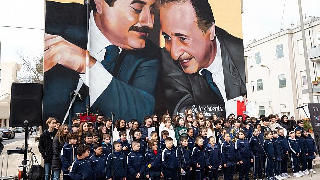Inaugurato a Campobello di Mazara  il murale di Fabio Hira dedicato a Falcone e Borsellino