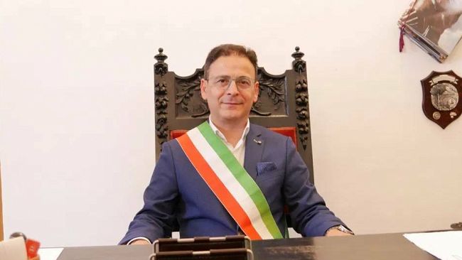 Giornalista aggredito per strada. La solidarietà del sindaco Quinci