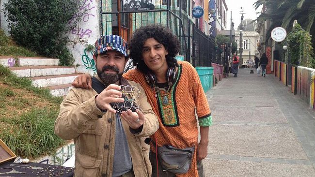 VIDEO – Santiago, artista giramondo, spiega il “mandala”.