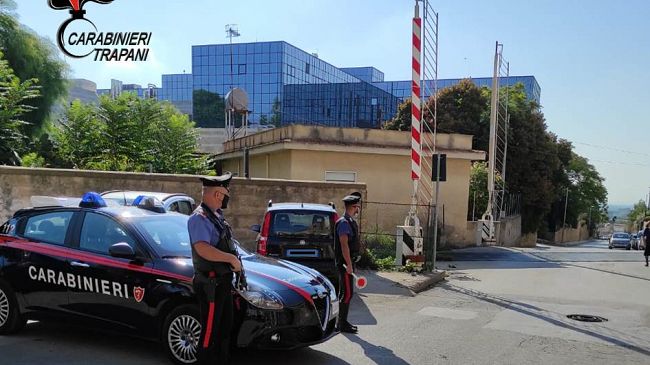 Pullman incastrato tra le sbarre del passaggio a livello: denunciato l’autista 