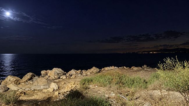 Pescatore muore cadendo in mare dagli scogli a Marsala. Probabile un malore 