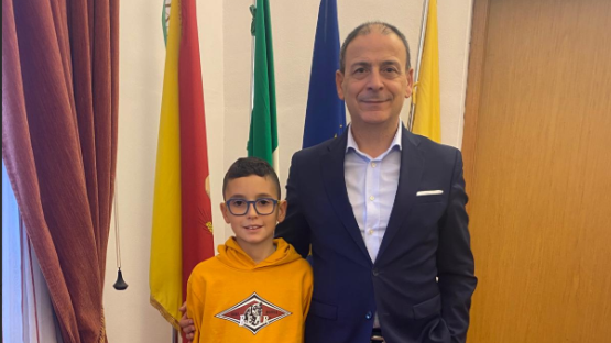 Mazara, il piccolo Vincenzo Sicari scrive una lettera al sindaco Quinci che lo riceve a Palazzo di Città