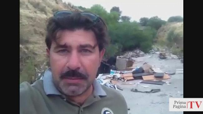 VIDEO – Strada chiusa da una discarica. Degrado ed inciviltà