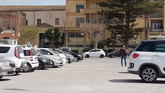 Mazara, si, il “centro città pieno di aree di sosta” ma in mano ai posteggiatori abusivi. Nessuno vede?