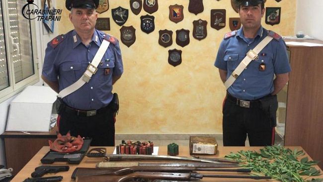 Campobello, deteneva in casa armi e droga: arrestato dai Carabinieri