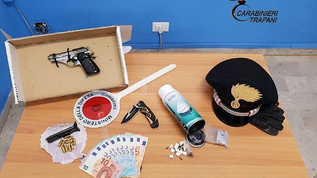 A casa con una pistola e della droga arrestato dai Carabinieri