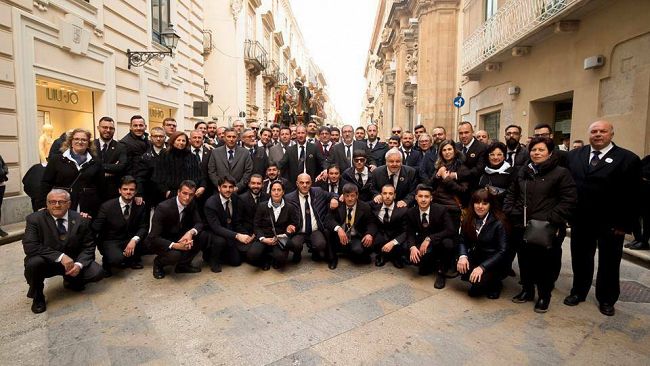 “Misteri”e solidarietà, il Ceto dei Pescatori devolve le “picacce” in beneficenza