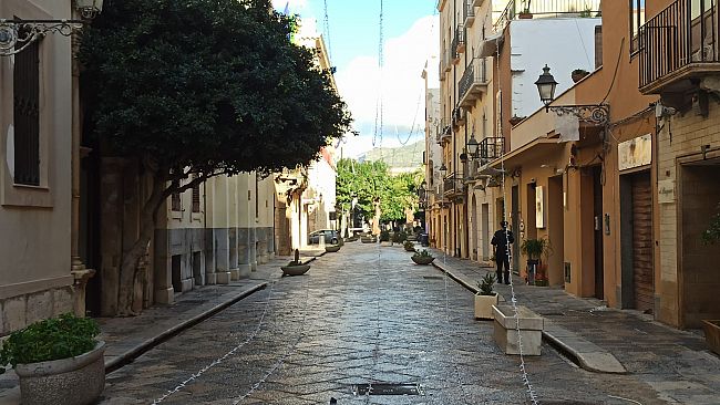 Trapani, arriva il Natale in città: prime luminarie al centro storico