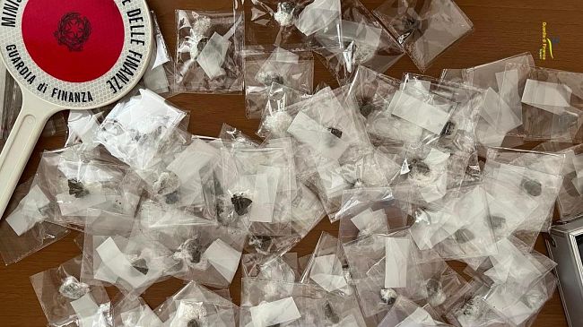 Marsala, arrestata dalla GdF spacciatrice in pieno centro cittadino 