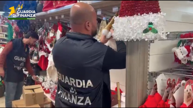 La GdF sequestra a Marsala e Castelvetrano oltre 8000 articoli e giocattoli natalizi  