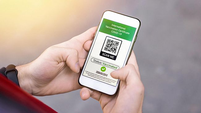 Oggi la decisione del green pass illimitato per chi ha tre dosi