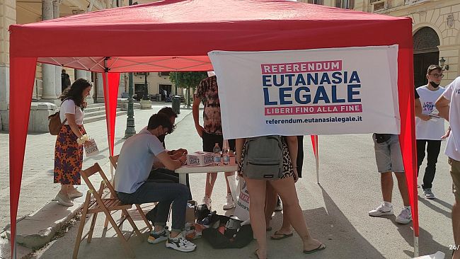 VIDEO - Raccolta firme per il referendum sull'eutanasia legale a Trapani