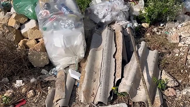 (VIDEO) Discarica abusiva a Sant'Anna: tra rifiuti ed eternit, i cittadini aspettano risposte