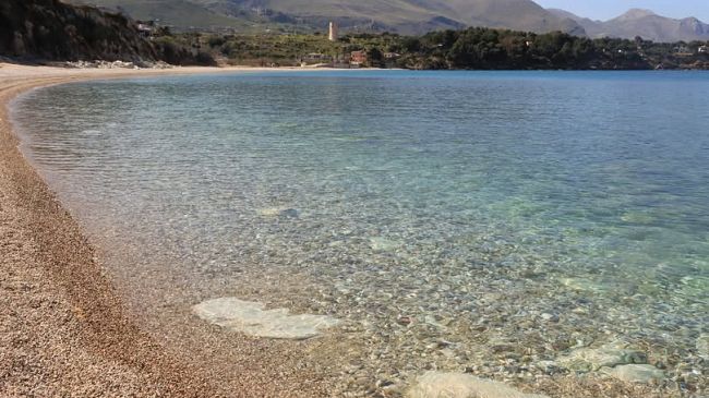Castellammare, ombrelloni e lettini 