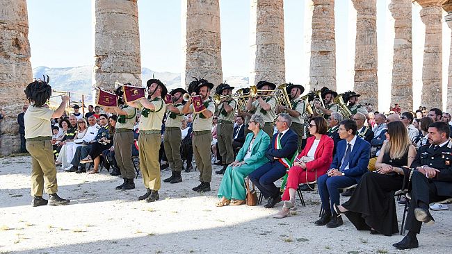 Successo strepitoso al Tempio di Segesta: la fanfara dei bersaglieri incanta per la Festa della Repubblica