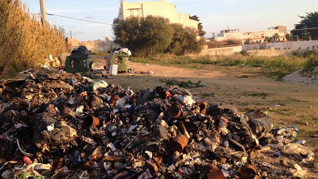 VIDEO – Discarica abusiva a fianco del Kartibubbo Village