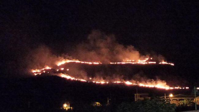 Rovinoso incendio al Monte Palatimone, le foto di stanotte da Purgatorio e Castelluzzo