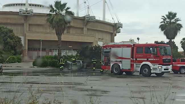 Trapani, auto a fuoco nei pressi del pala Auriga