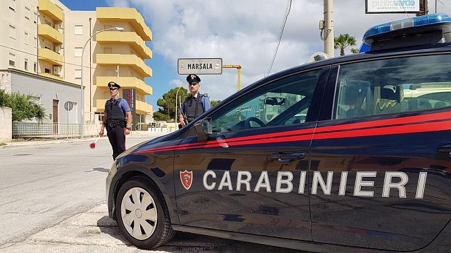 Marsala,sorpresi mentre trainano una barca rubata denunciati dai Carabinieri