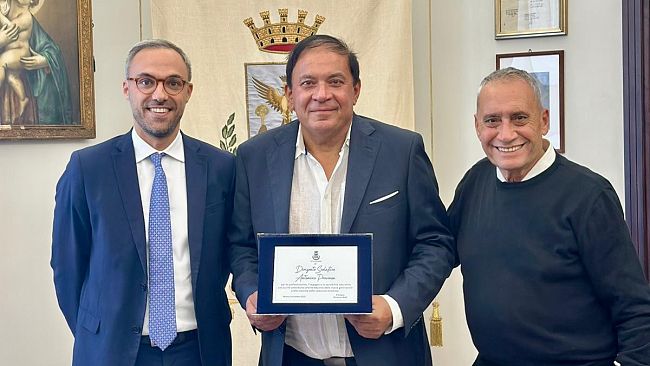 Alcamo, va in pensione il dirigente scolastico Provenza. Il sindaco Surdi gli consegna una targa riconoscimento