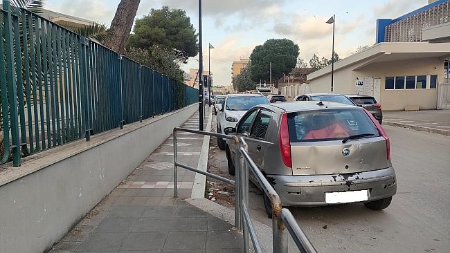 Mazara, via Salemi, auto da giorni posteggiata (davanti scuola) contromano, multata giorni fa ma ancora non rimossa  