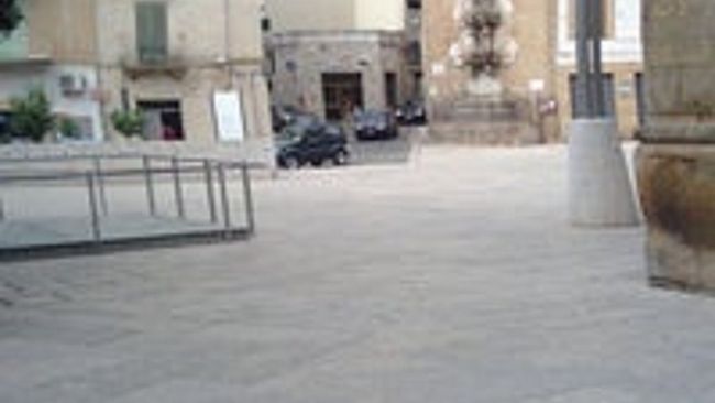 Basta allo scempio ed all'abbandono delle tombe in piazza