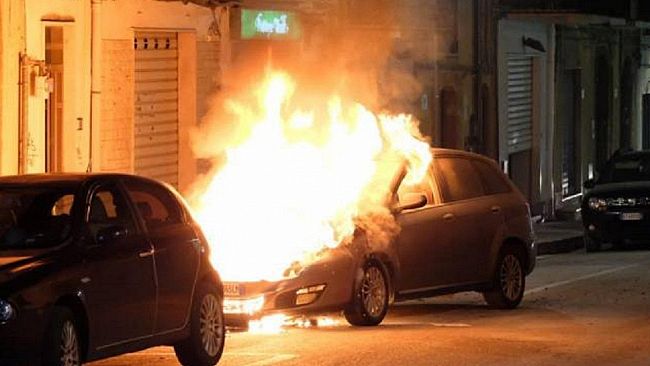 Fiamme nel quartiere Belvedere, distrutte due auto in sosta 