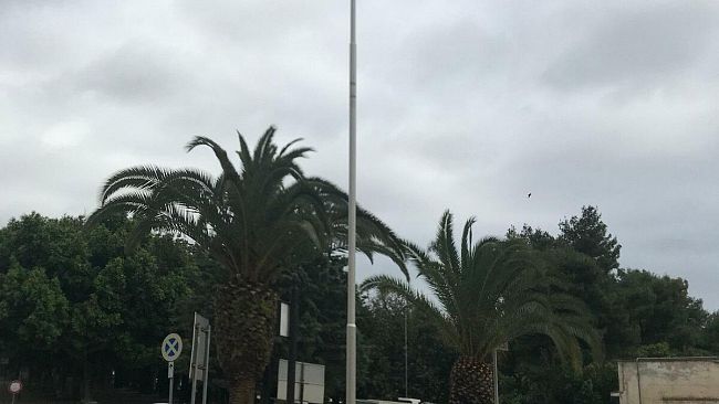 La bandiera di piazza della Repubblica non sarà sostituita. Benvenuti a Castelvetrano, paese delle Rimozioni