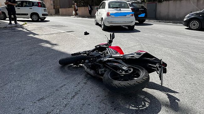 Scontro a Marsala tra auto e moto in via del Fante, ferito il centauro