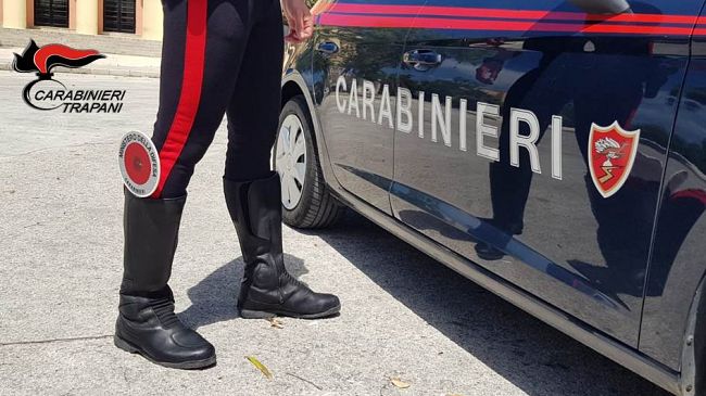 Alla giuda senza patente con armi e droga a bordo: arrestato 26enne marsalese 