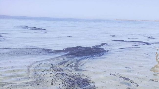 Mazara, grosse macchie oleose nel mare davanti la spiaggia di San Vito 
