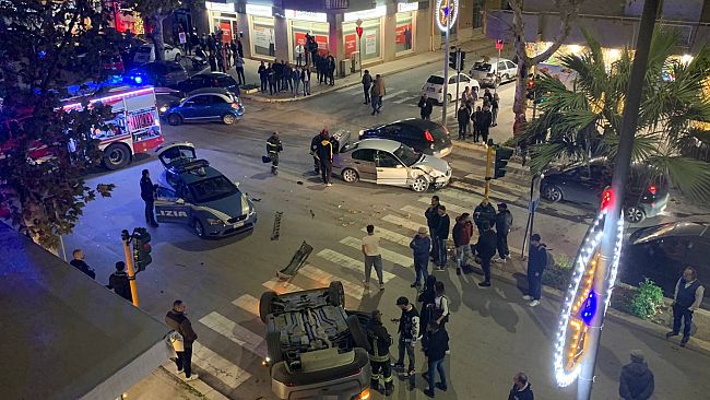 Trapani, scontro tra due auto in corso Piersanti Mattarella