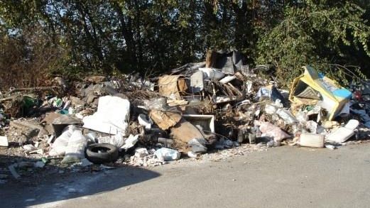 Una vera discarica abusiva presso l’autoparco comunale di contrada Affacciata