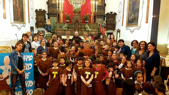 Piccoli fraticelli della scuola Dante Alighieri rendono omaggio a San Francesco : il Santo Poverello.