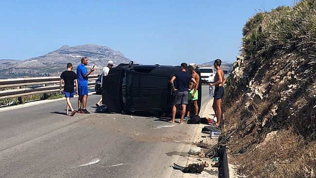 Incidente al Nono km, auto si ribalta rovinosamente