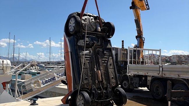 Castellammare, auto finisce in mare. Salvi i due occupanti