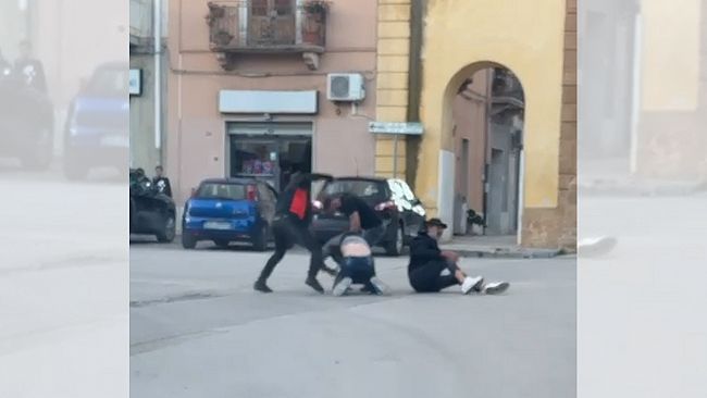Aggressione in piazza Dante, un video fa il giro del web 